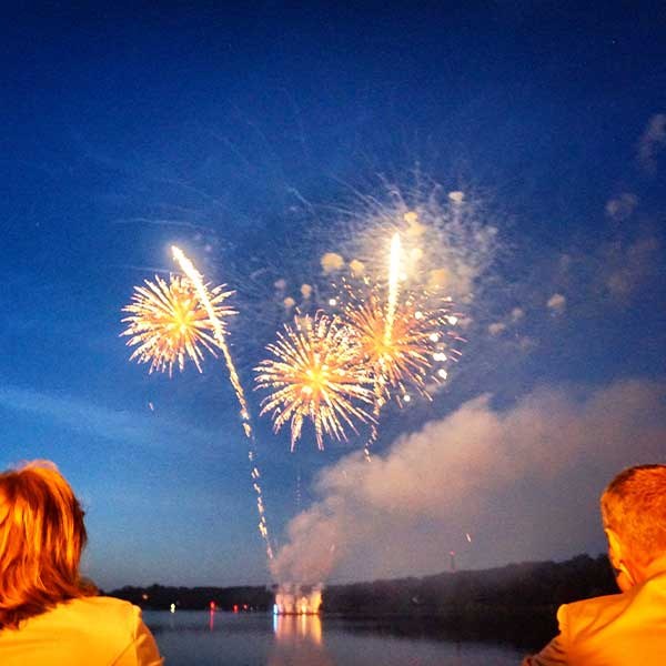 Havel in Flammen mit musikalischer Live Unterhaltung, inklusive Feuerwerk, Sektempfang, 2 Gang-Menü, Wein, Bier, alkoholfreie Getränke