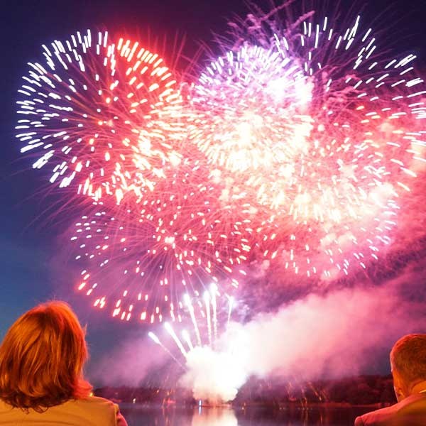 Havel in Flammen mit musikalischer Live Unterhaltung, inklusive Feuerwerk, Sektempfang, 2 Gang-Menü, Wein, Bier, alkoholfreie Getränke